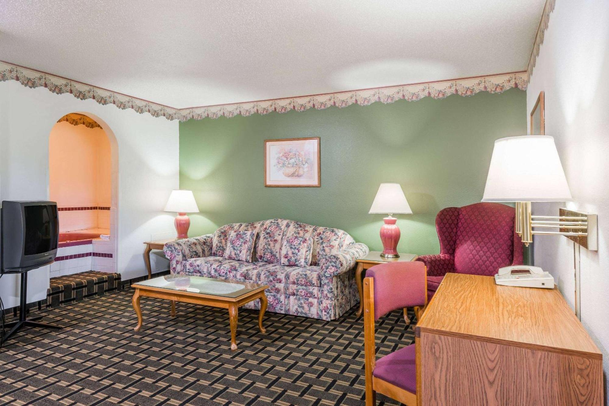 Super 8 By Wyndham Coshocton Roscoe Village Экстерьер фото